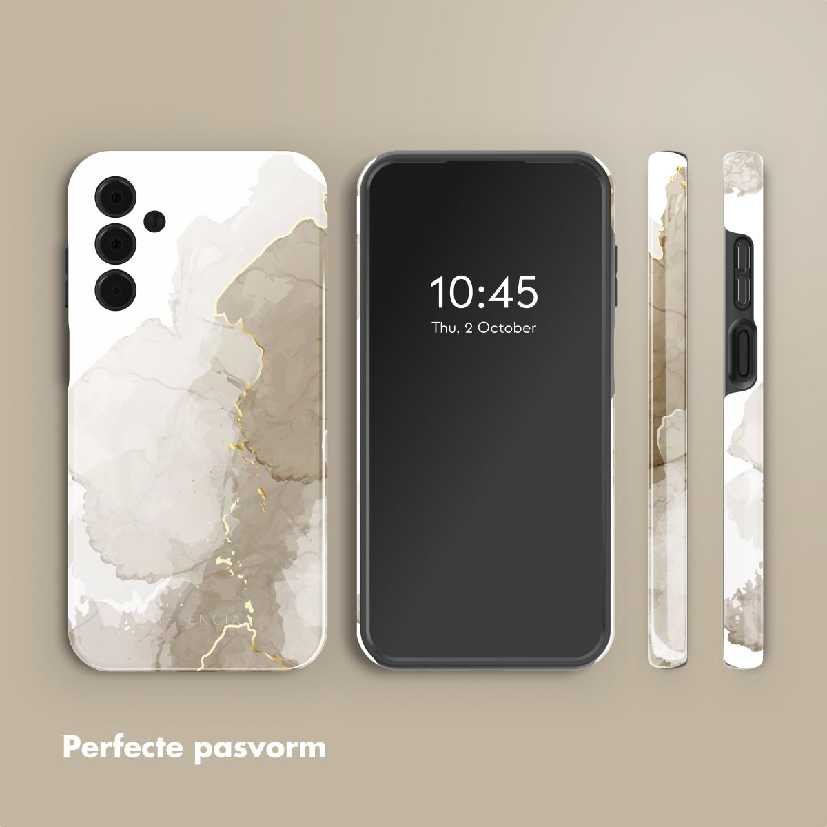Een telefoon en drie hoesjes worden weergegeven. De hoesjes en de telefoon hebben een marmerontwerp in neutrale tinten. De telefoon toont de tijd.
