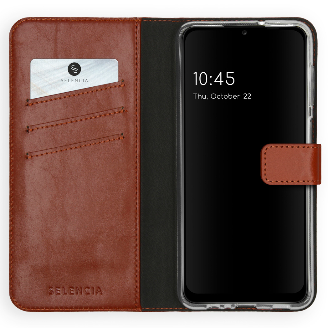 Open bruine leren telefoonhoes met telefoon die de tijd weergeeft. Creditcard in de sleuf. Zwart en bruin interieur.