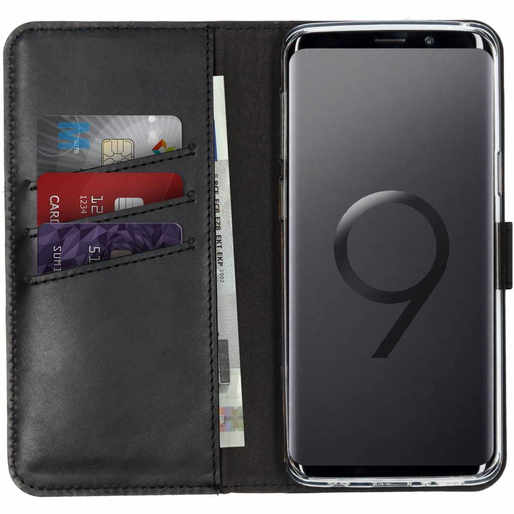 Zwarte leren telefoonhoes met creditcards en een smartphone. Het scherm van de telefoon toont een grote '9'.