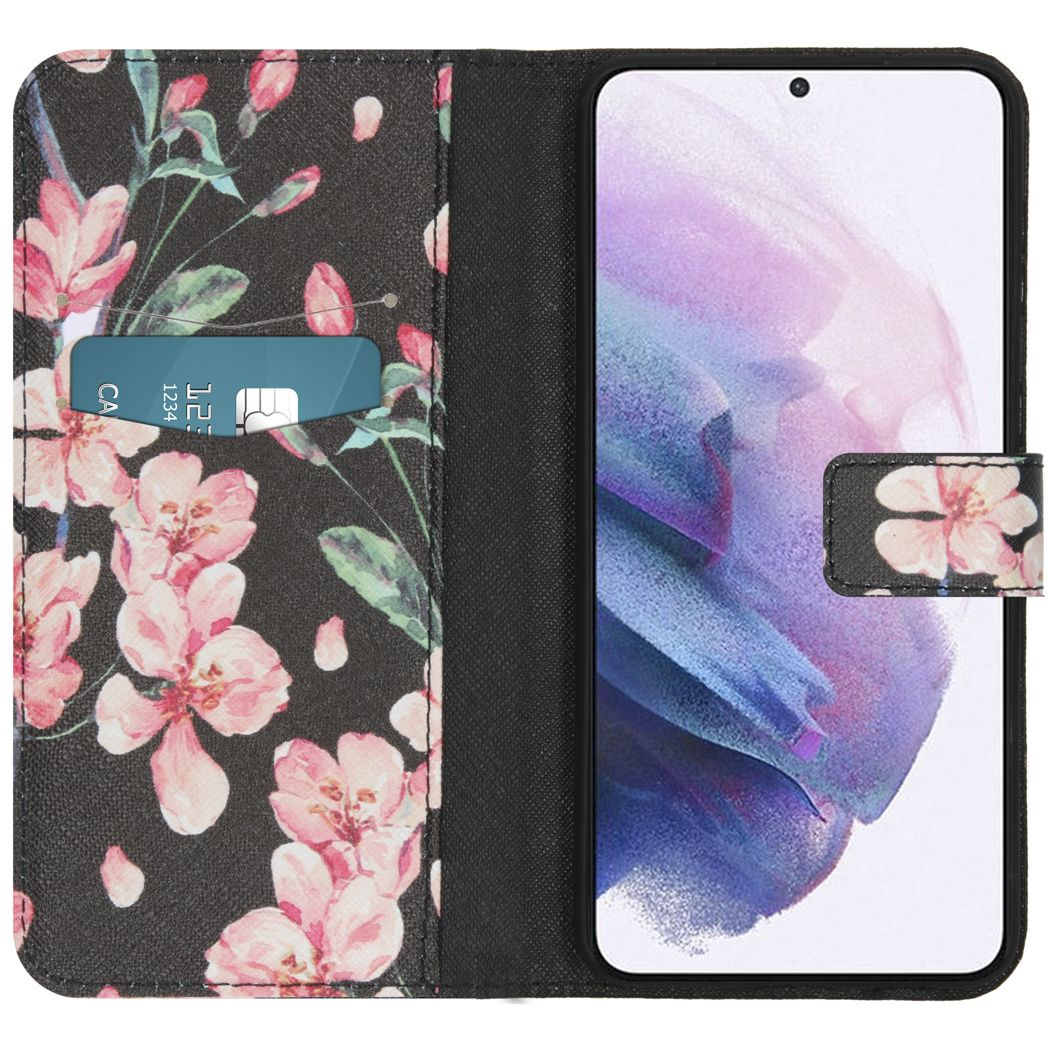 Étui de téléphone, noir avec motif floral rose. Le téléphone est dans l'étui. Une carte de crédit est dans l'étui.
