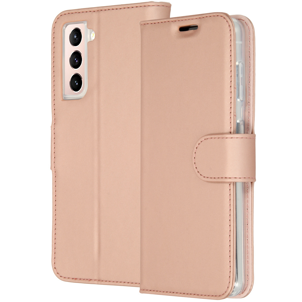Un étui de téléphone or rose, ouvert pour révéler le téléphone. L'étui est en simili cuir avec un fermoir. Le téléphone a trois caméras.