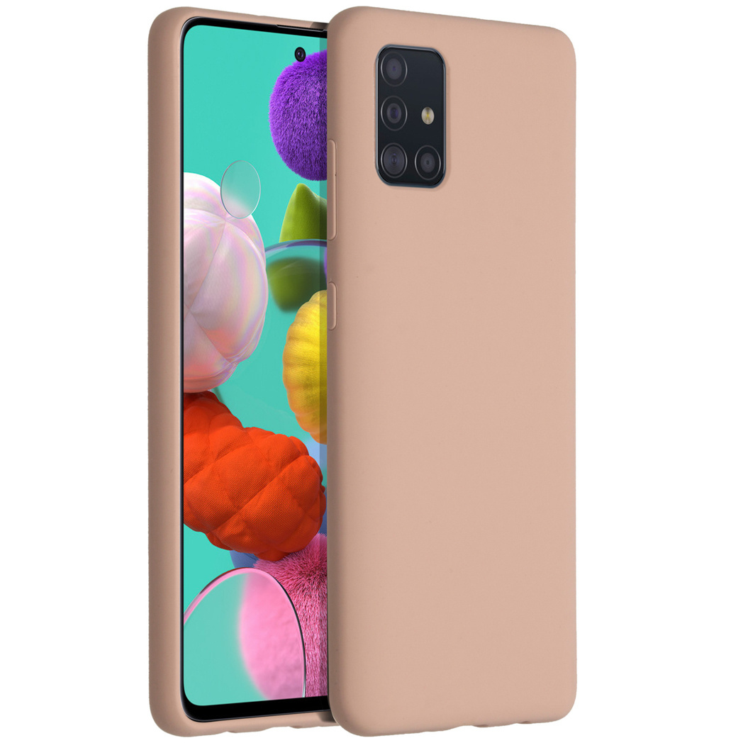 Un telefono con custodia color pesca è in mostra. Lo schermo mostra forme astratte colorate. La custodia ha fori per la fotocamera.