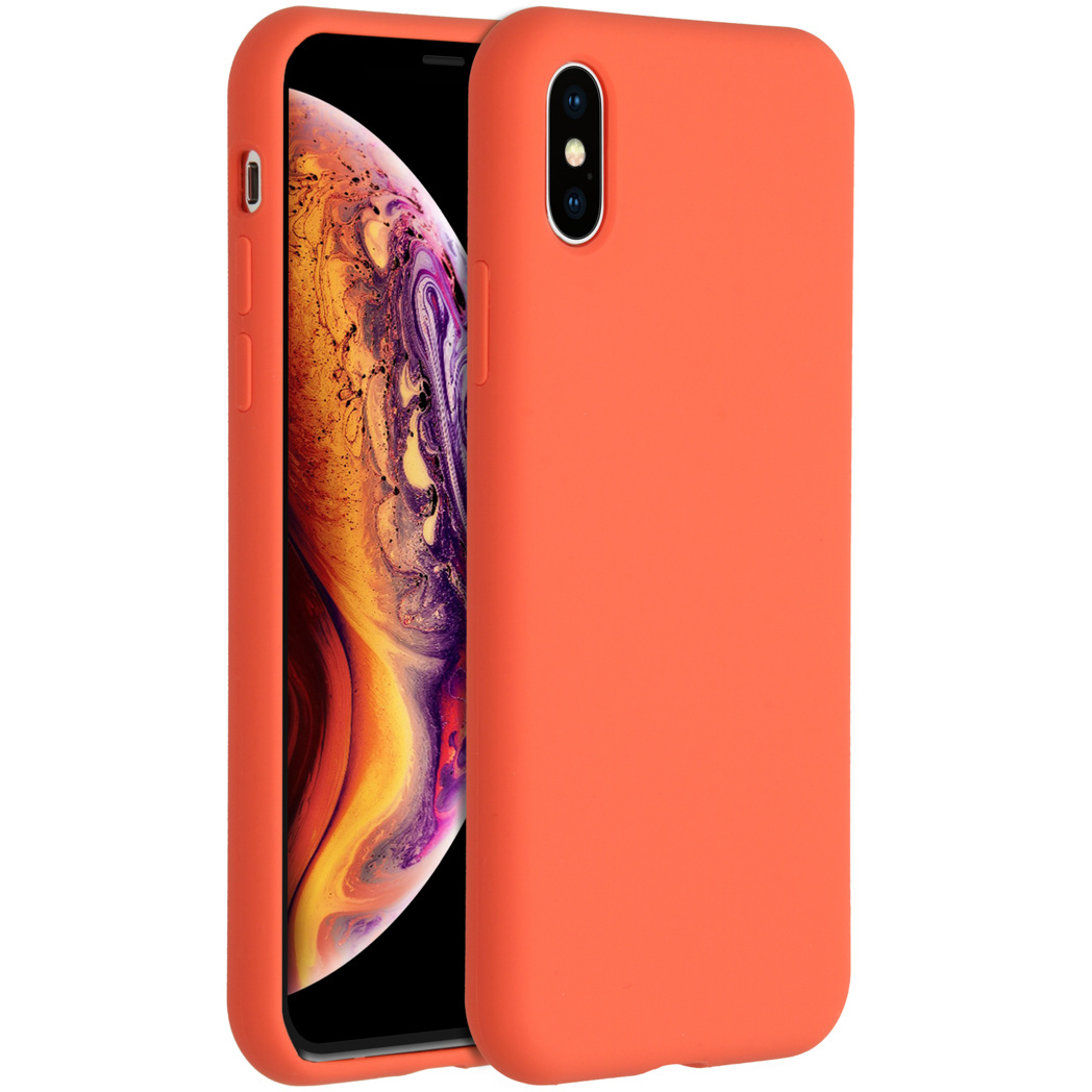 Eine orangefarbene Handyhülle auf einem Smartphone. Der Bildschirm zeigt ein farbenfrohes, wirbelndes Muster. Der Hintergrund ist weiß.