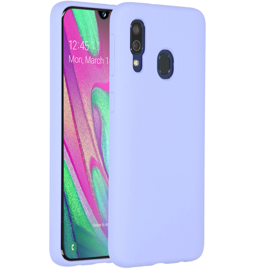 Un smartphone dans une coque violet clair. L'écran affiche l'heure et la date. Le fond est blanc.