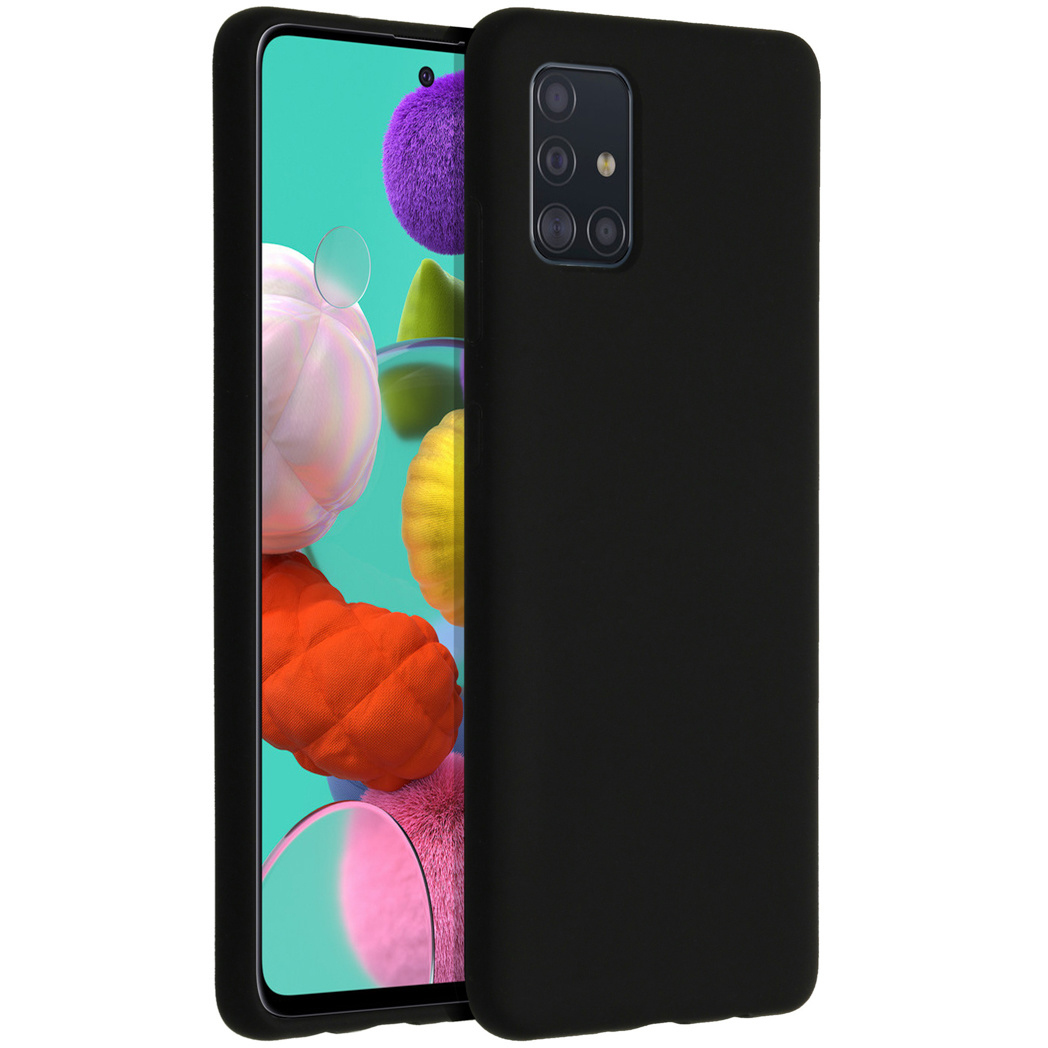 Una custodia nera per telefono accanto a uno smartphone con forme colorate sullo schermo. Il telefono ha un modulo fotocamera.