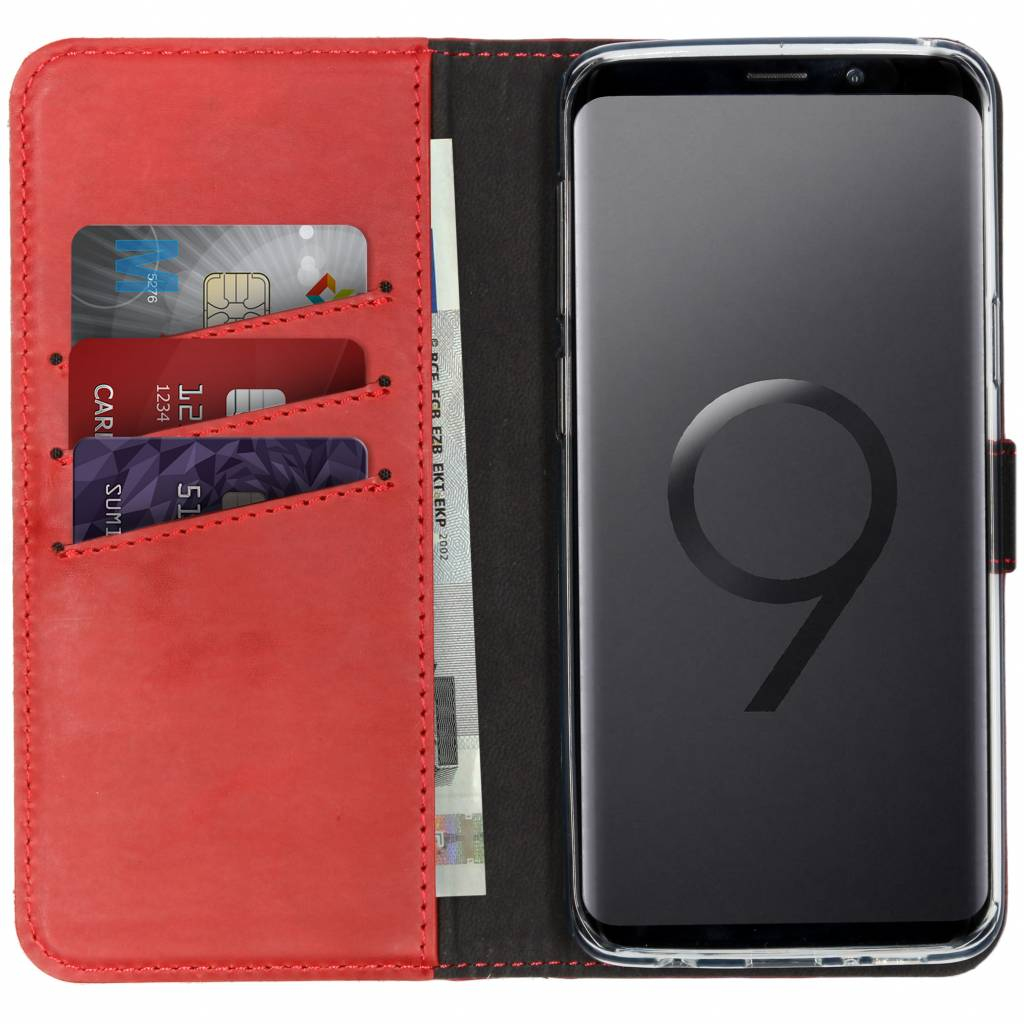 Rode portemonnee met kaarten en een telefoon. De telefoon is zwart met een groot nummer 9 op het scherm. De portemonnee is open.