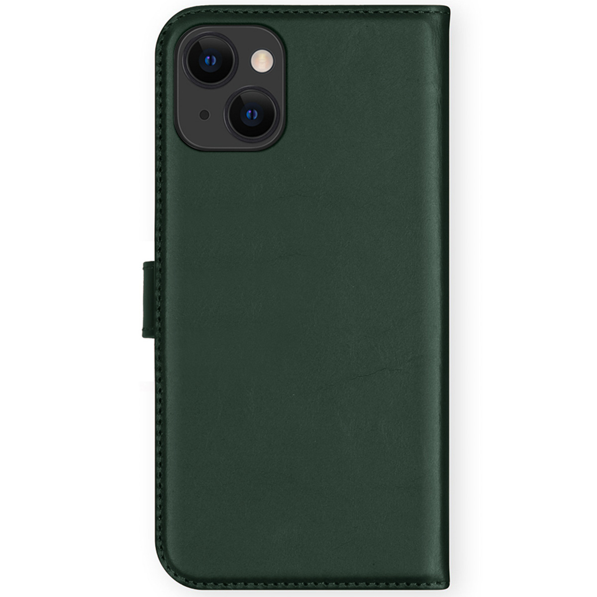 Een donkergroene telefoonhoes. Het heeft een uitsparing voor de camera, een magnetische sluiting en een lederen textuur. De achtergrond is wit.