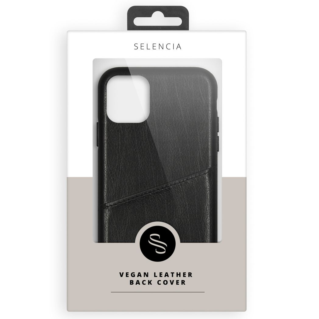 Coque de téléphone noire dans une boîte. La coque est étiquetée 'SELENCIA' et 'VEGAN LEATHER BACK COVER'. Un fond blanc entoure le produit.