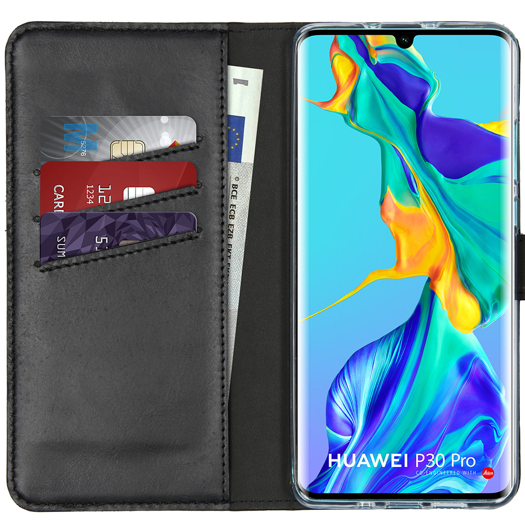 Een telefoonhoesje met een telefoon rechts. De hoes heeft kaartsleuven met kaarten en een bankbiljet. De telefoon is een Huawei P30 Pro.