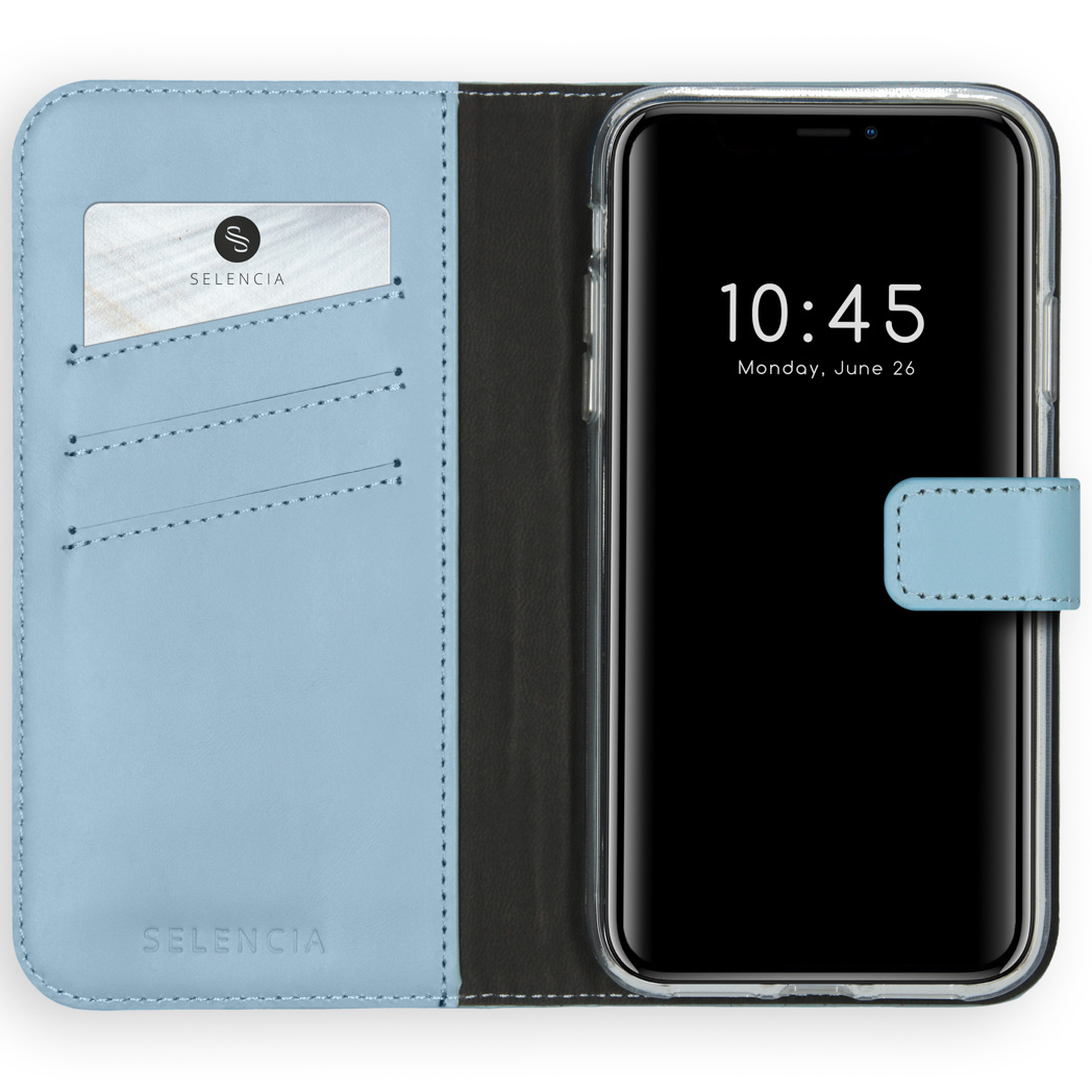 Étui de téléphone bleu clair avec téléphone à l'intérieur. Le téléphone affiche l'heure. Carte visible à l'intérieur.