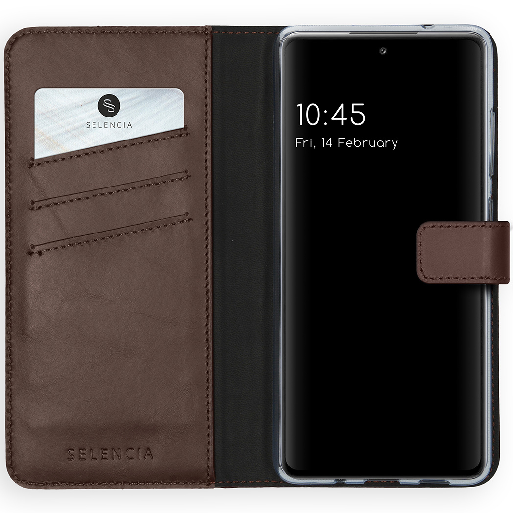 Étui de téléphone en cuir ouvert avec un téléphone affichant 10h45 et une carte. Les couleurs marron et noir dominent.