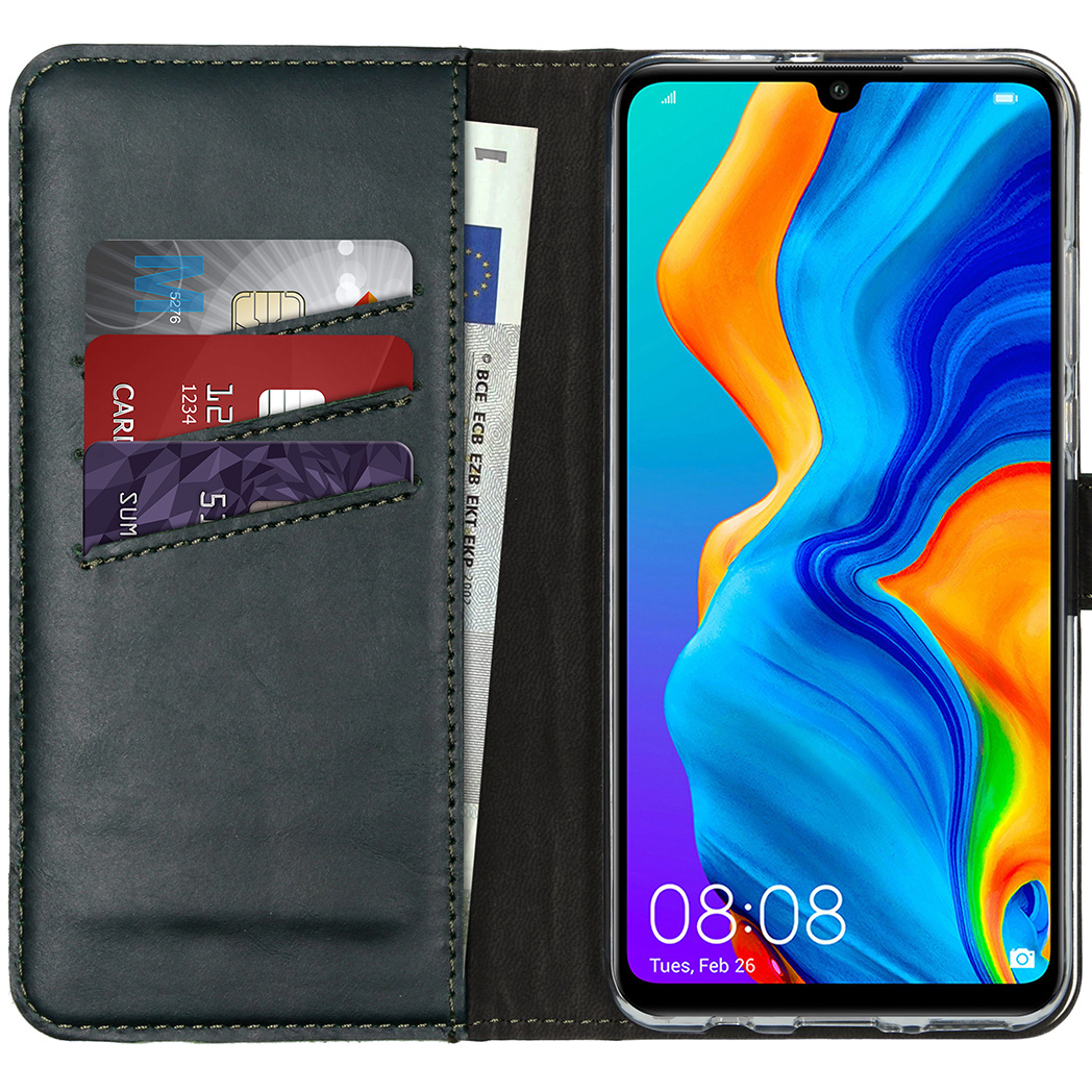 Un étui de téléphone avec un téléphone et des cartes à l'intérieur. Un billet en euros est visible, ainsi que l'écran du téléphone affichant un fond coloré.