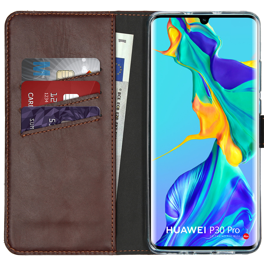 Étui de téléphone en cuir marron avec cartes et argent visibles. Un téléphone Huawei P30 Pro est dans l'étui.