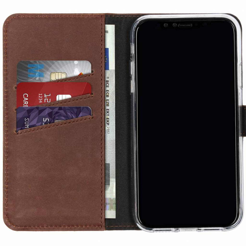 Bruin leren portemonnee met kaarten en een smartphone. Er zit een biljet in het midden. De telefoon zit in een doorzichtig hoesje.