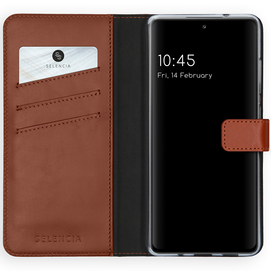 Étui de téléphone en cuir marron ouvert avec un téléphone à l'intérieur. L'étui a une fente pour carte avec une carte et il est 10h45 le 14 février.