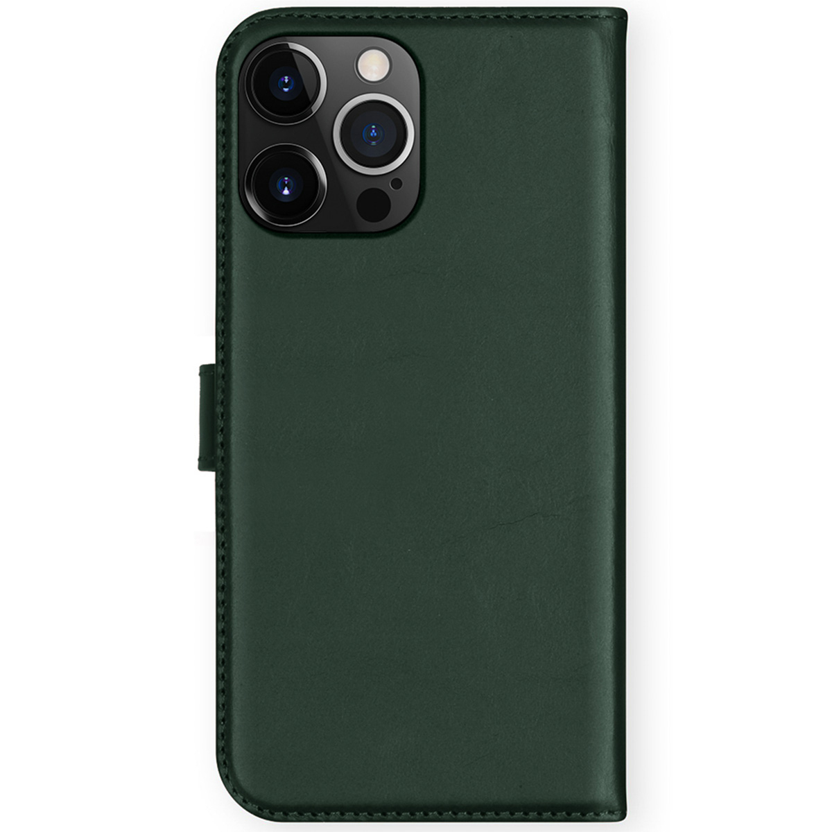 Groene leren telefoonhoes met cameralenzen. De hoes is gesloten, de achtergrond is wit.