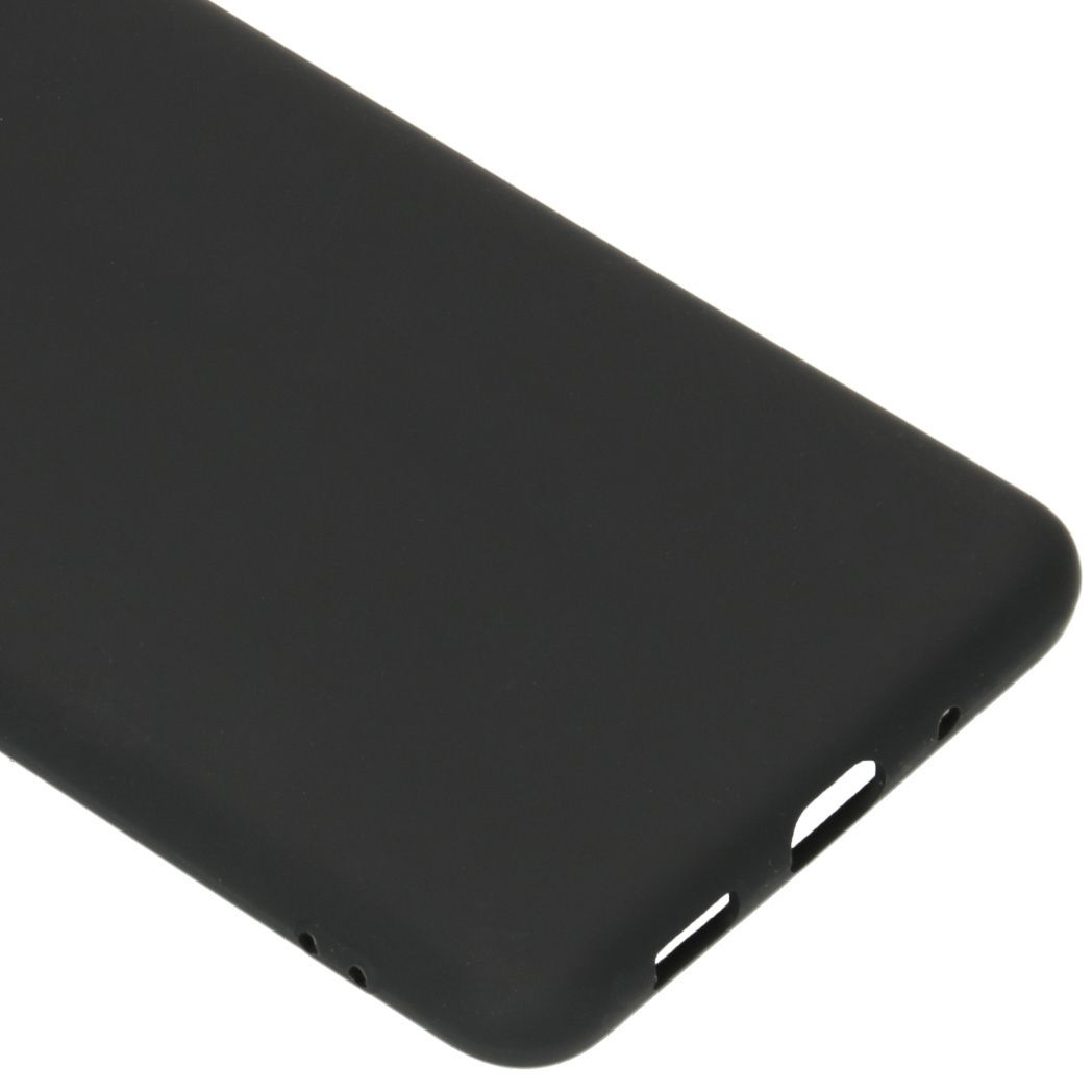 Close-up van een zwarte telefoonhoes. De hoes heeft een glad oppervlak en uitsparingen voor knoppen en poorten.