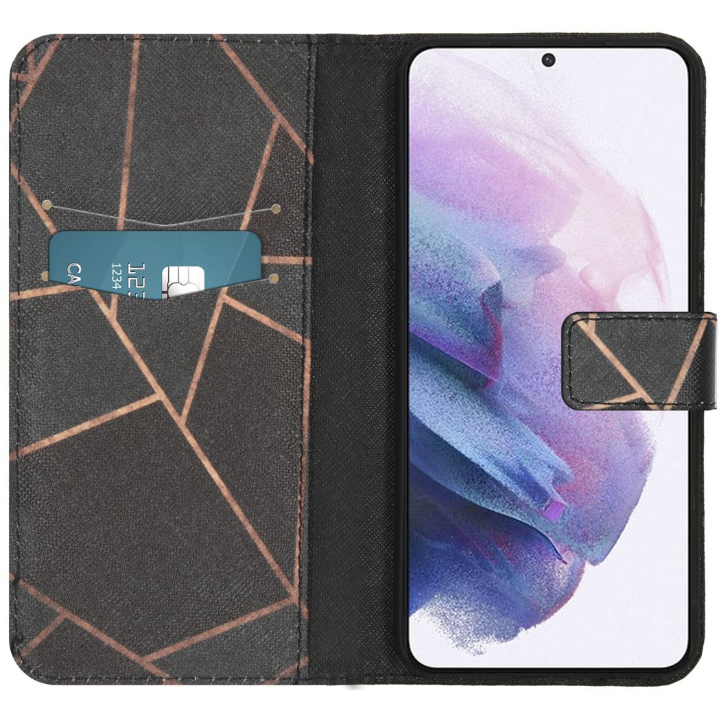 Un étui de téléphone est ouvert, montrant un téléphone avec un écran. Une carte de crédit est dans une poche. L'étui a un motif géométrique.