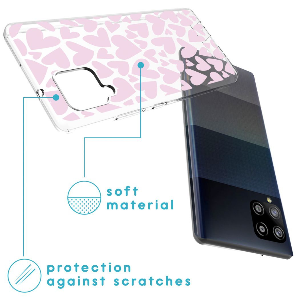 Un téléphone avec une coque transparente ornée de cœurs roses. L'étui du téléphone est étiqueté 'matière douce', 'protection contre les rayures'.