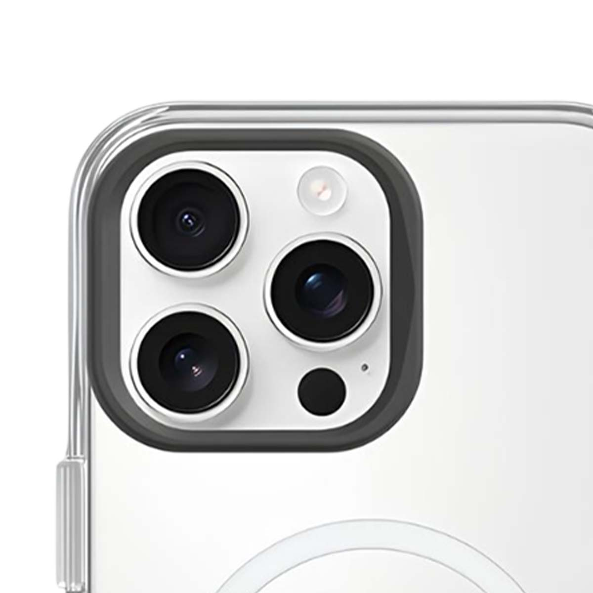 Gros plan du module caméra d'un téléphone. Comprend quatre lentilles, un flash et un point noir sur fond blanc, entouré d'une coque transparente.
