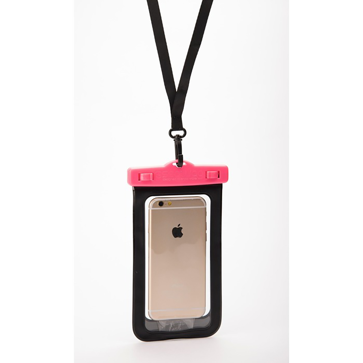 Ein Telefon in einer wasserdichten Hülle mit rosa Oberteil und schwarzem Riemen, der vor weißem Hintergrund hängt.