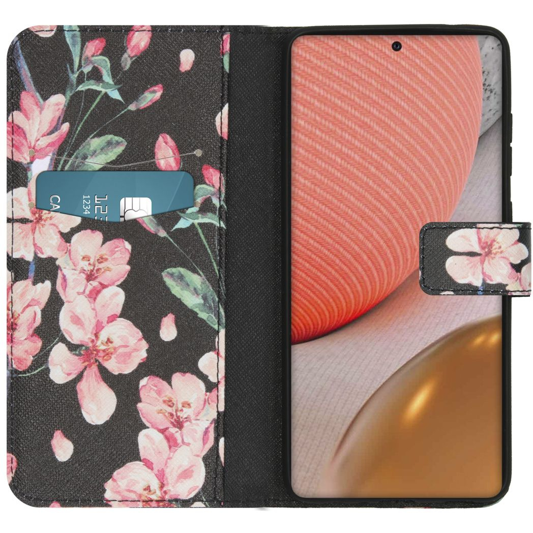 Un étui de téléphone avec un motif floral, avec des fleurs roses sur fond noir. Une carte de crédit est visible à l'intérieur de l'étui.