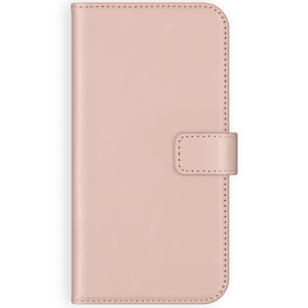 Een lichtroze leren telefoonhoesje met een magnetische sluiting, op een witte achtergrond. Zichtbare stiksels langs de randen.