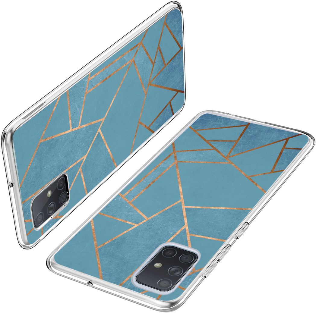 Twee telefoonhoesjes met een blauw en goud geometrisch ontwerp. De hoesjes zijn transparant met zilveren rand.