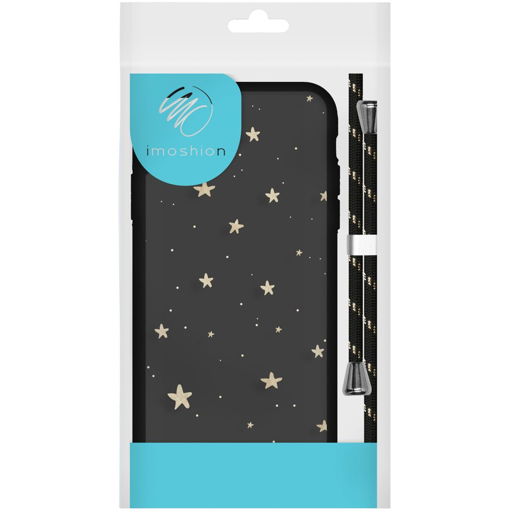 Coque de téléphone avec fond noir et motif étoiles. Comprend un cordon noir et blanc. Emballé dans une boîte blanche et bleue.
