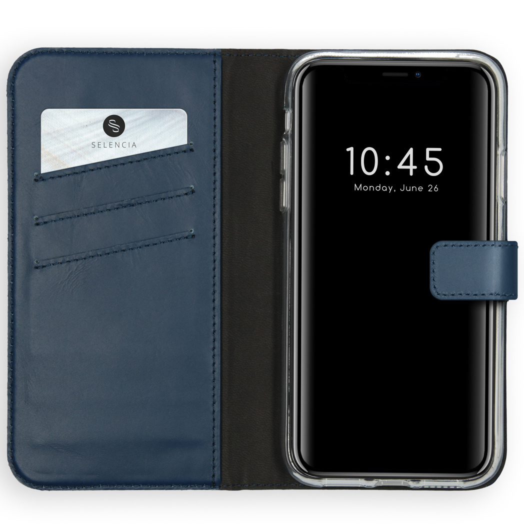 Étui de téléphone bleu ouvert avec un téléphone affichant 10h45 sur son écran et une carte avec le logo SELENCIA.