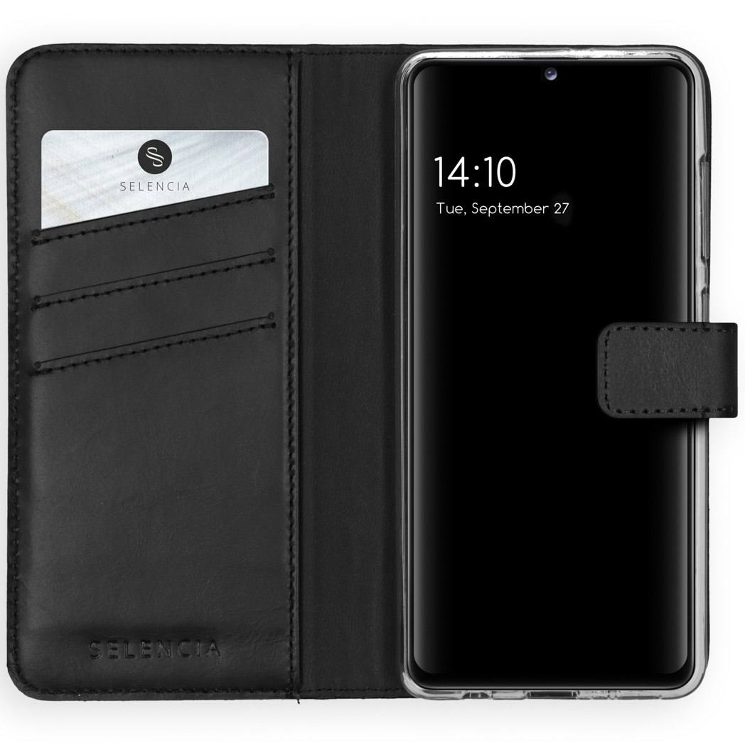 Étui de téléphone en cuir noir avec téléphone à l'intérieur. Carte de crédit dans la poche gauche. L'heure du téléphone est 14:10.