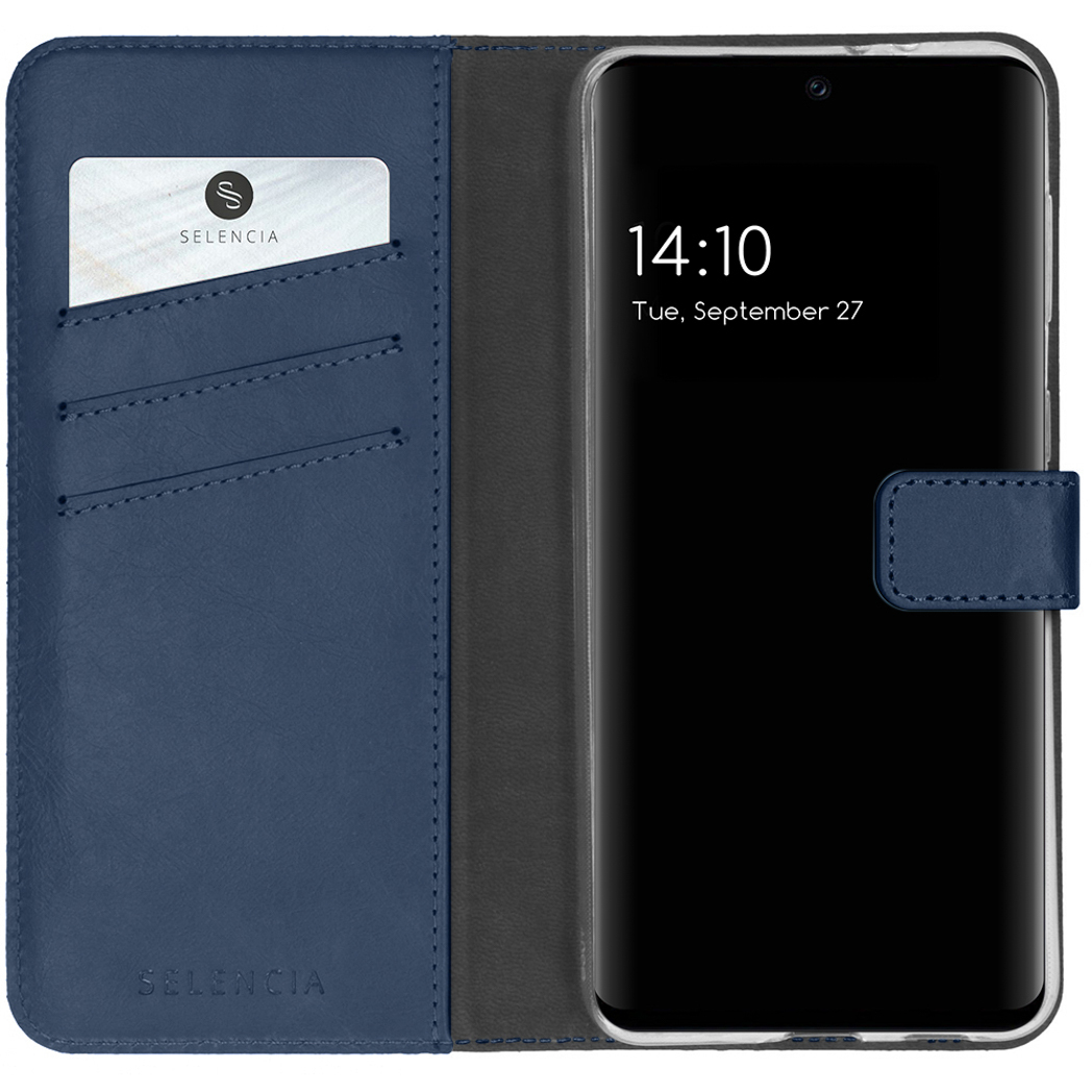 Een blauwe leren telefoonhoes met een telefoon die de tijd 14:10 weergeeft. Een kaart met het Selencia-logo zit in een sleuf.