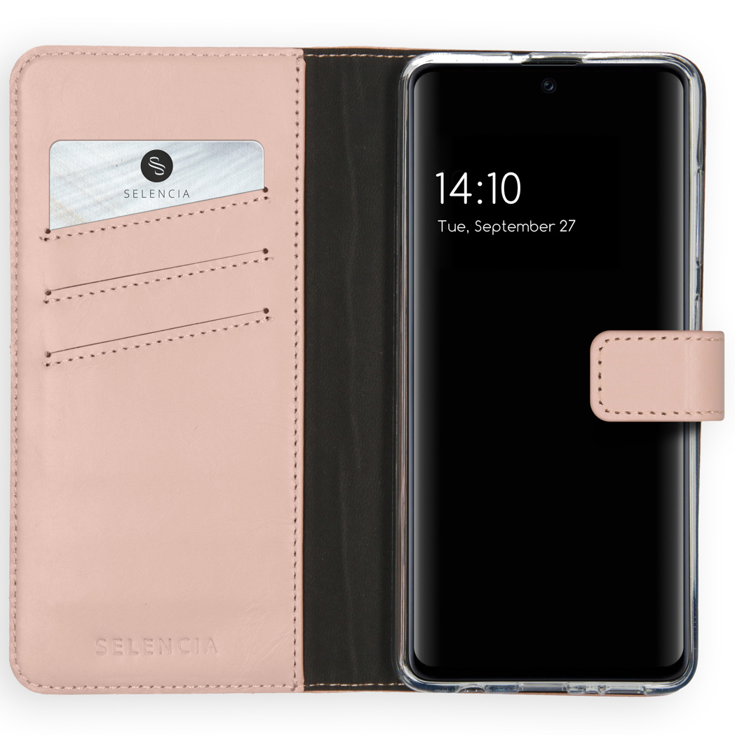 Een telefoon in een roze leren hoesje. Een kaart zit in een zak. De telefoon toont de tijd 14:10 op 27 september.