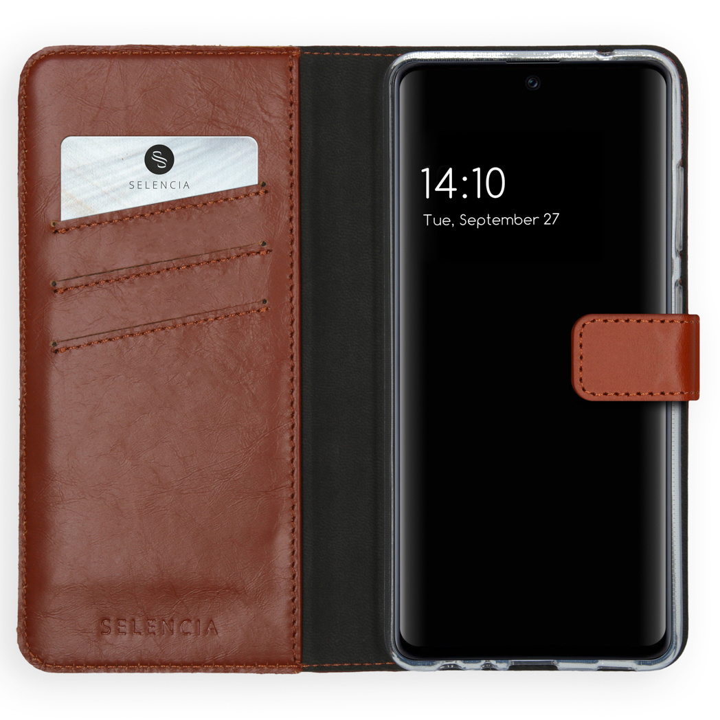 Geöffnete braune Leder-Handyhülle mit Telefon und Uhrzeit. Karte im Fach.