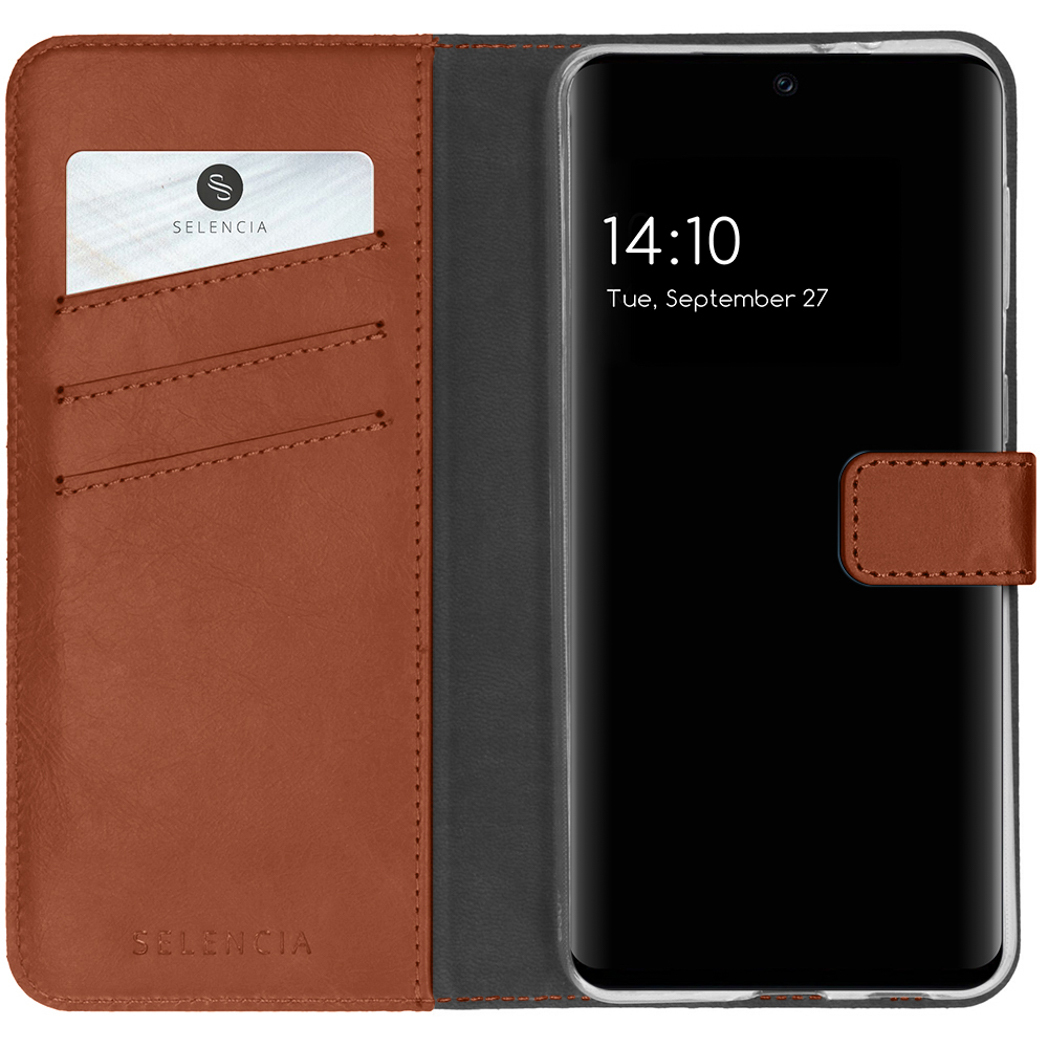 Una custodia per telefono in pelle marrone con un telefono che mostra l'ora. All'interno della custodia c'è una carta con un logo.