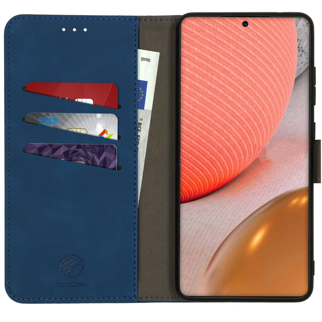 Étui de téléphone bleu ouvert, avec cartes et billet. Écran du téléphone visible à droite. L'étui affiche le logo.