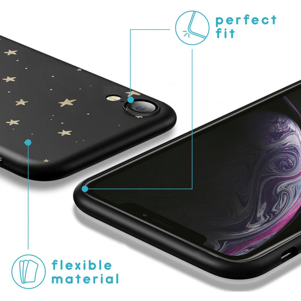 Twee zwarte telefoonhoesjes. Eén heeft gouden sterren, de andere toont een telefoonscherm. Labels: 'flexibel materiaal' en 'perfecte pasvorm'.
