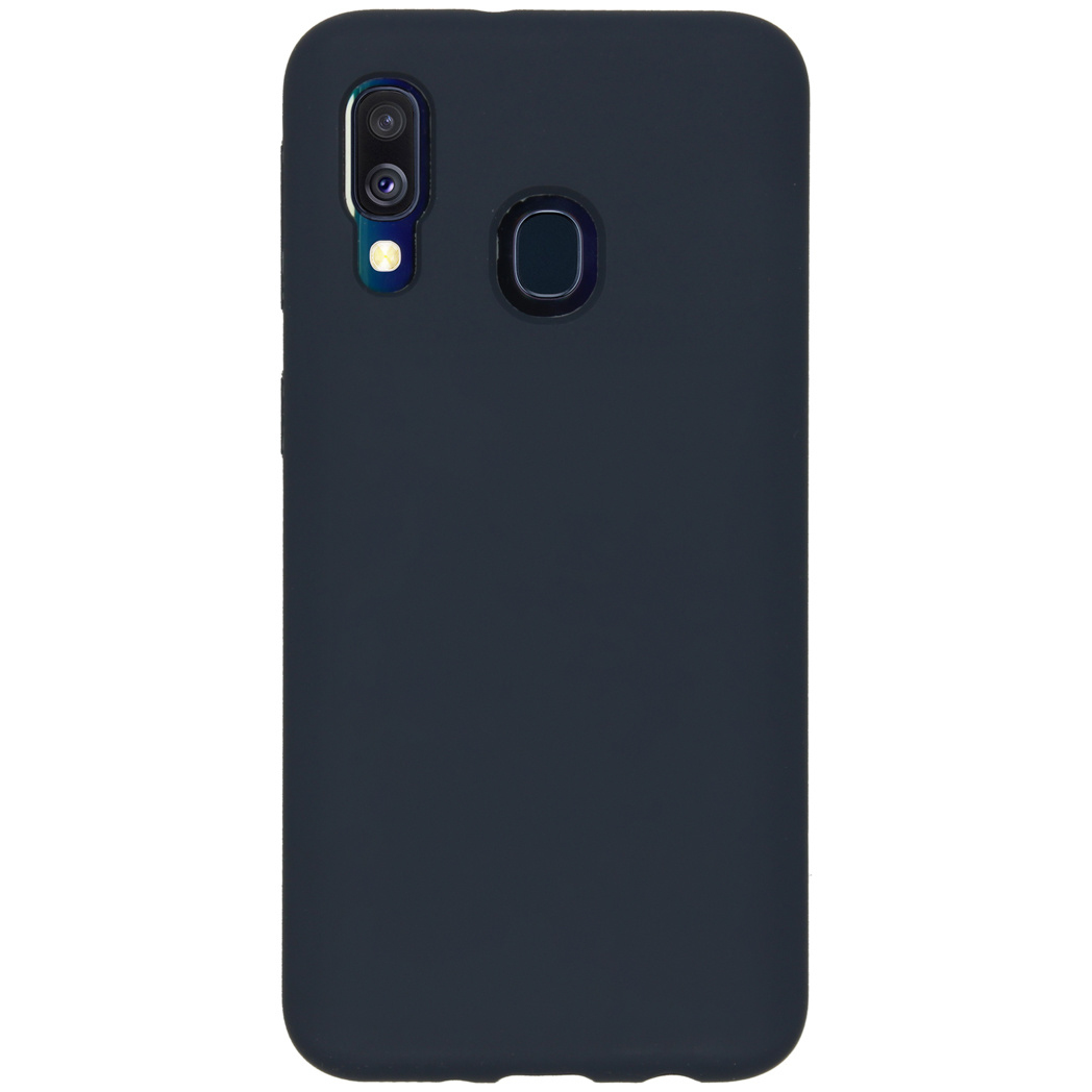 Een donkerblauwe telefoonhoes. Het heeft cameralenzen en een vingerafdruksensor. De telefoonhoes is glad en effen.