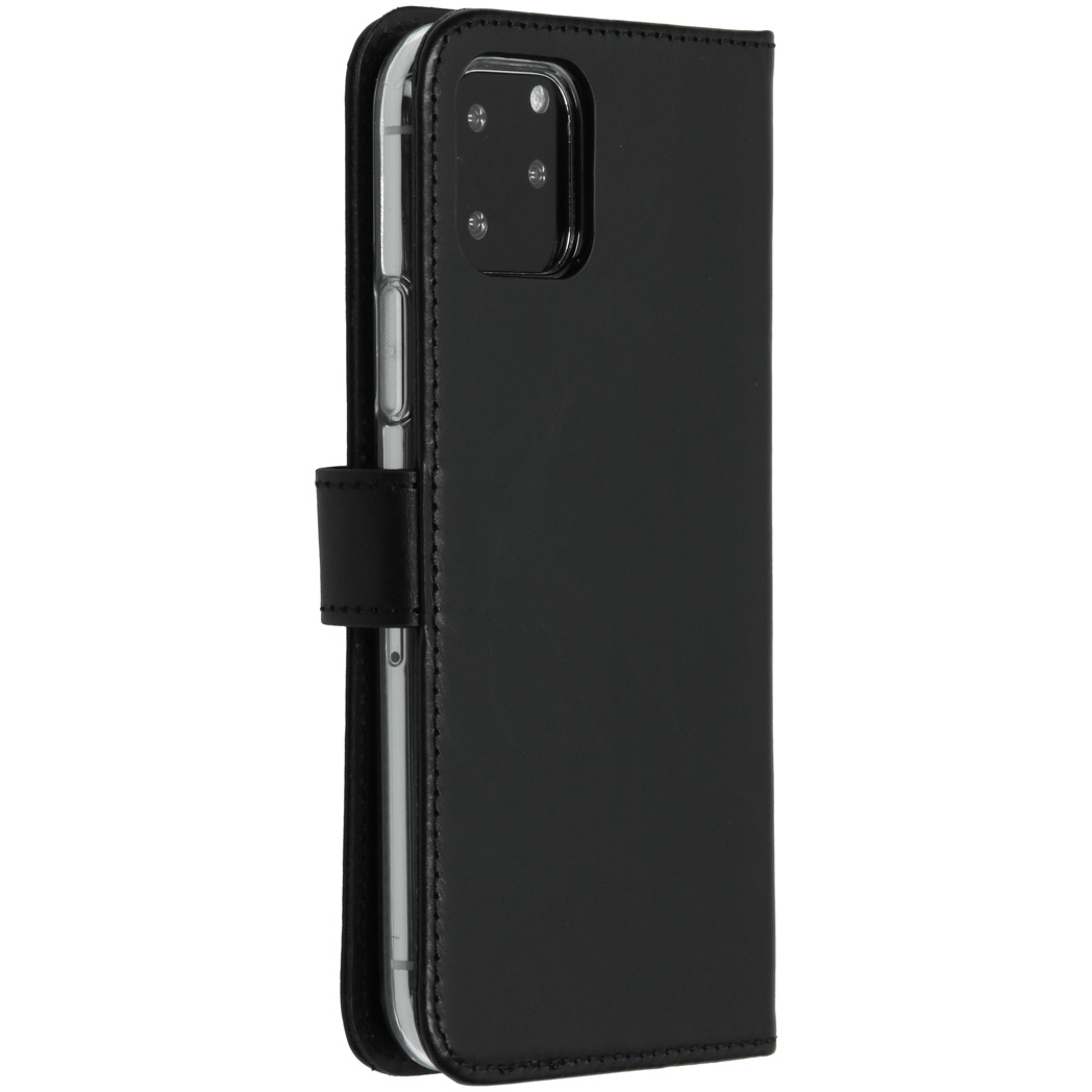 Un étui de téléphone noir avec rabat et fermeture magnétique. L'étui est en cuir et possède un écran clair.