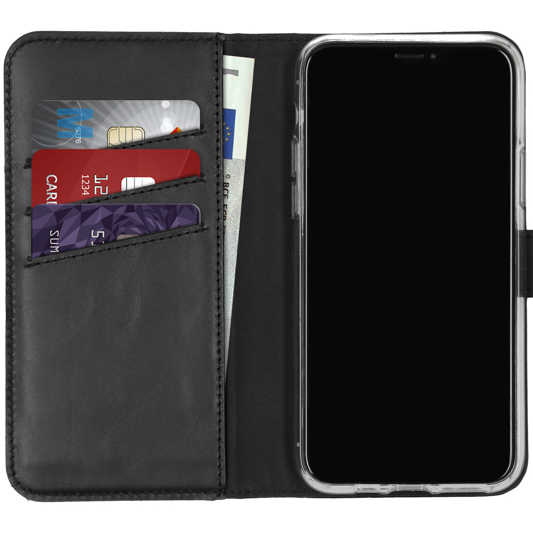 Étui de téléphone en cuir noir avec cartes de crédit et un smartphone. L'écran du téléphone est noir. Des billets en euros sont visibles.