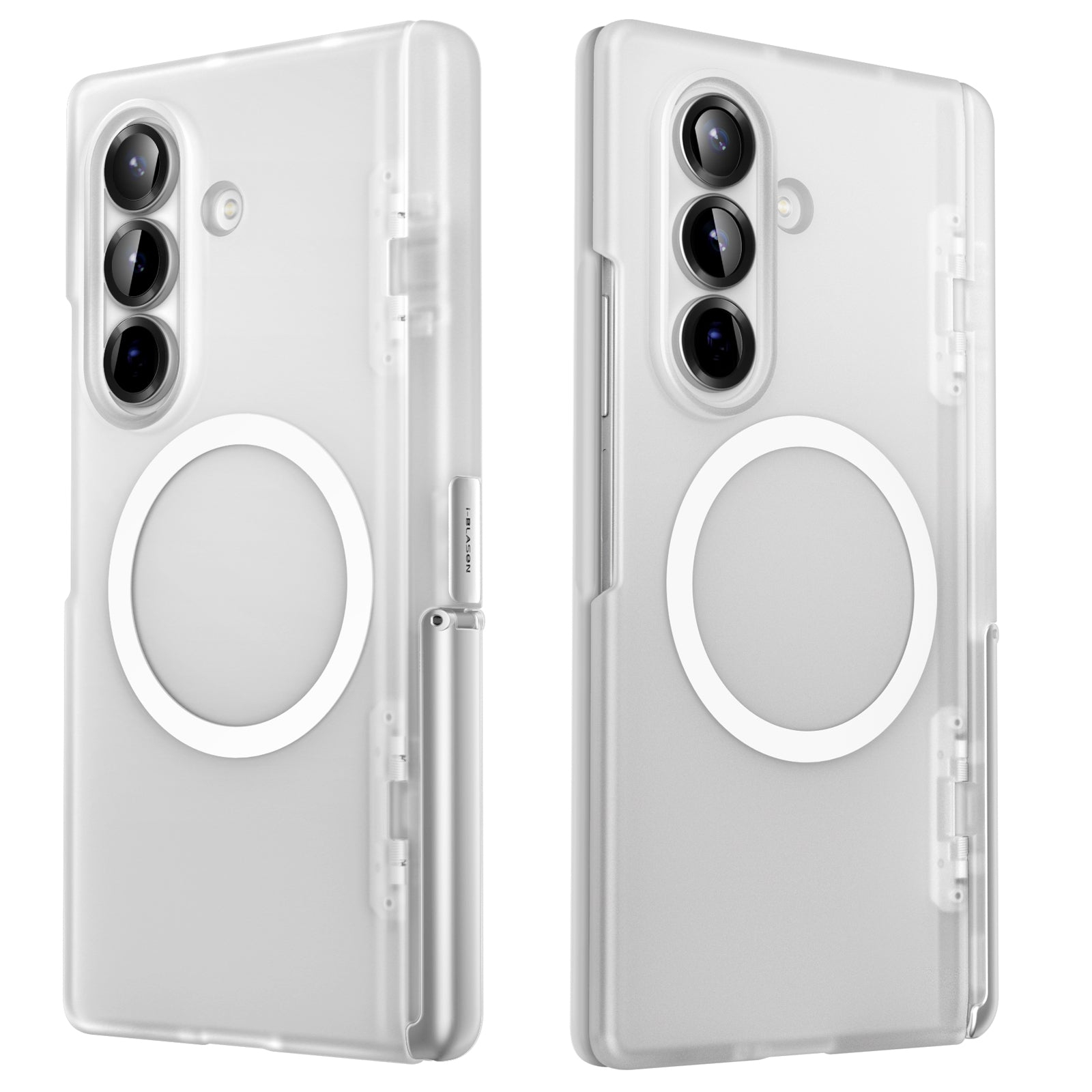 Due custodie trasparenti per telefoni. Ognuna ha tre obiettivi della fotocamera e un anello circolare bianco. Le custodie sono grigio chiaro.