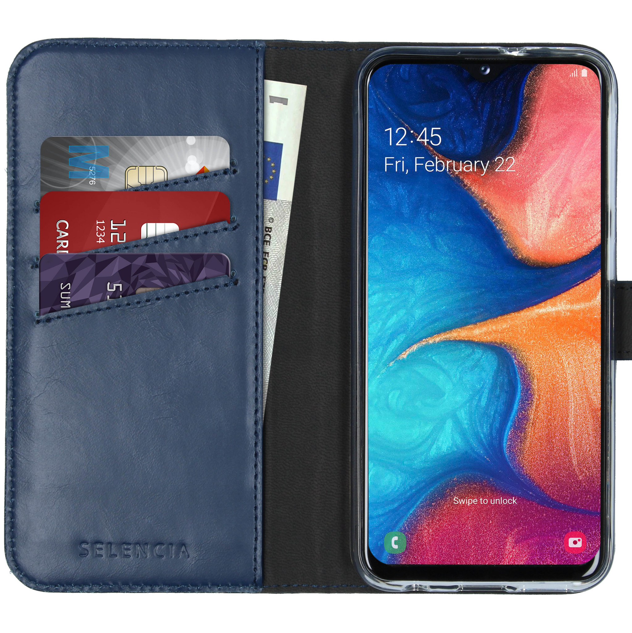 Een blauwe telefoonhoes met een telefoon waarop de tijd en datum worden weergegeven, samen met creditcards en eurobiljetten.