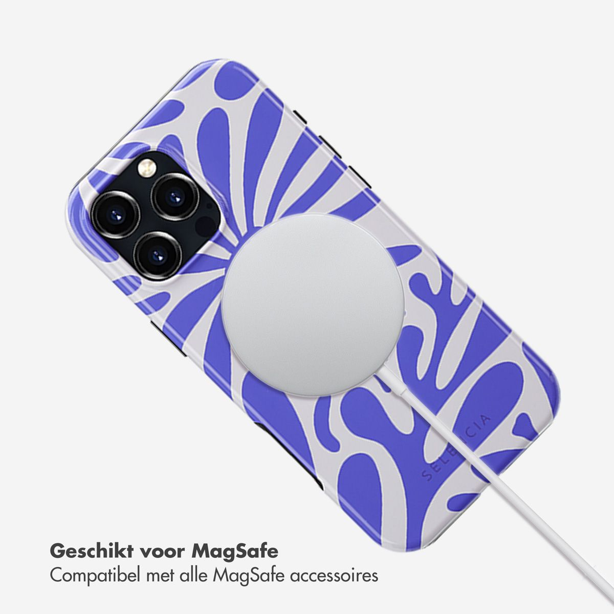 Une coque de téléphone avec un motif bleu et blanc, avec un chargeur MagSafe blanc. La coque est sur un fond blanc.