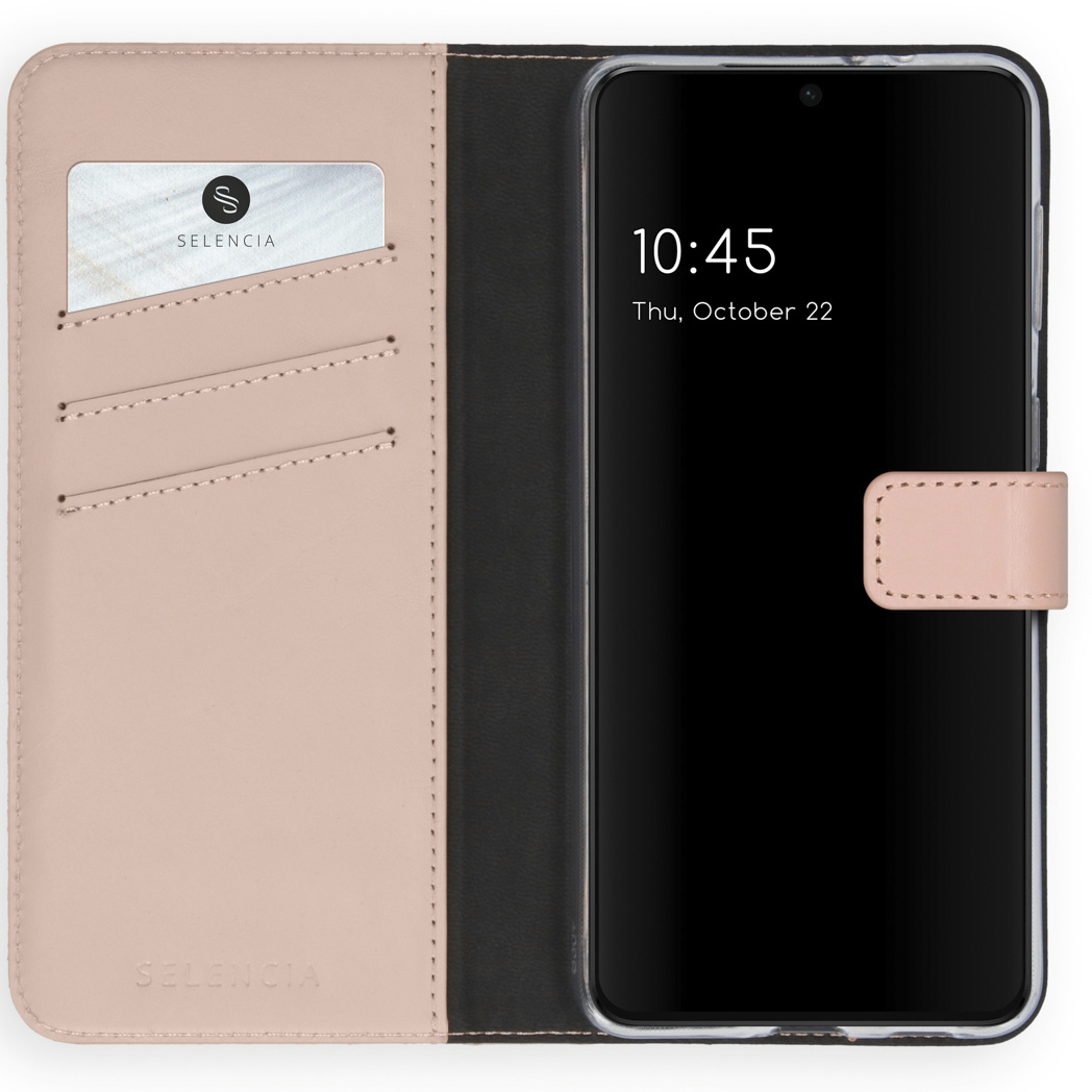 Open telefoonhoes met tijd. Hoesje roze en zwart, met kaart en Selencia logo.