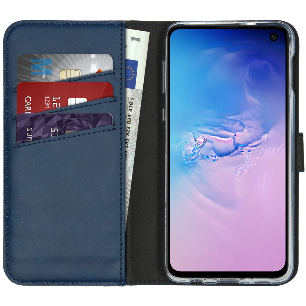 Blauwe telefoonhoes open, met kaarten en een biljet. Een telefoon staat rechts. De achtergrond is wit.