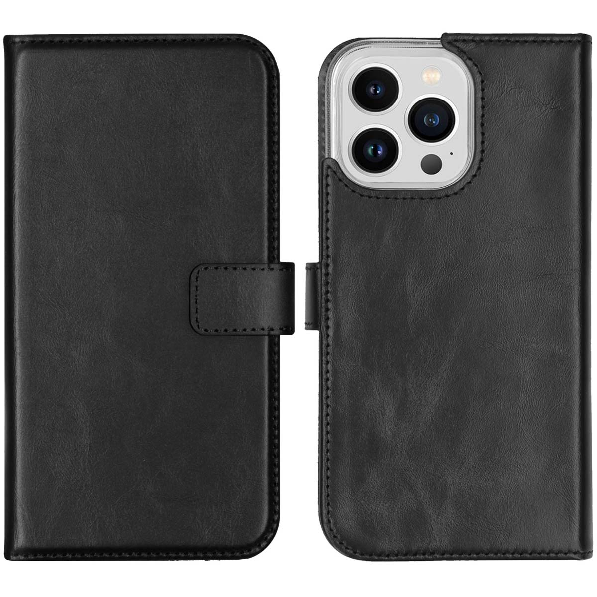 Zwarte leren telefoonhoes, met flap en magnetische sluiting. De telefoon is rechts zichtbaar met cameralenzen.