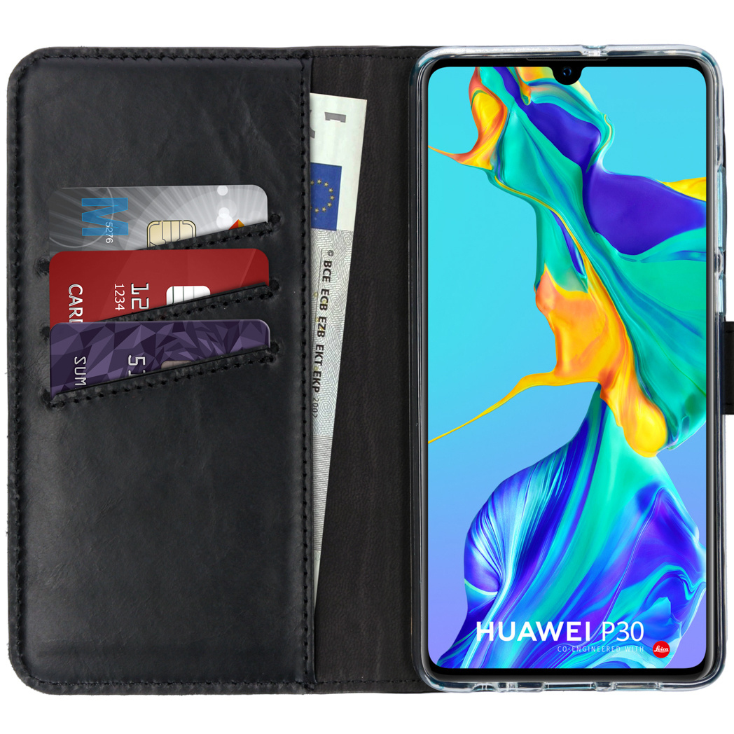 Zwarte leren telefoonhoes met kaarten en eurobiljet. Een telefoon met kleurrijk scherm rechts.