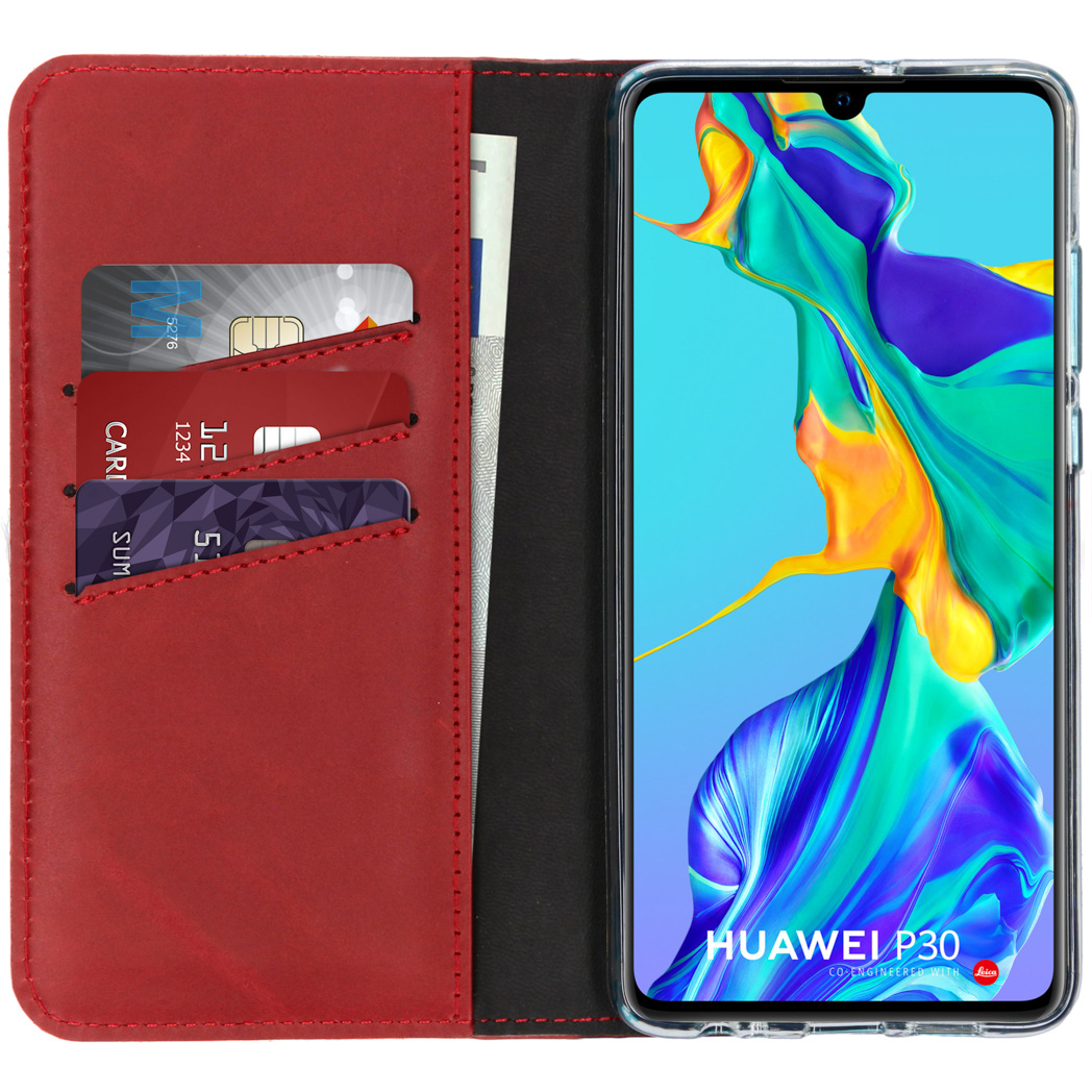 Rode telefoonhoes met creditcards en een smartphone. Het scherm toont abstracte kunst. De hoes is open.