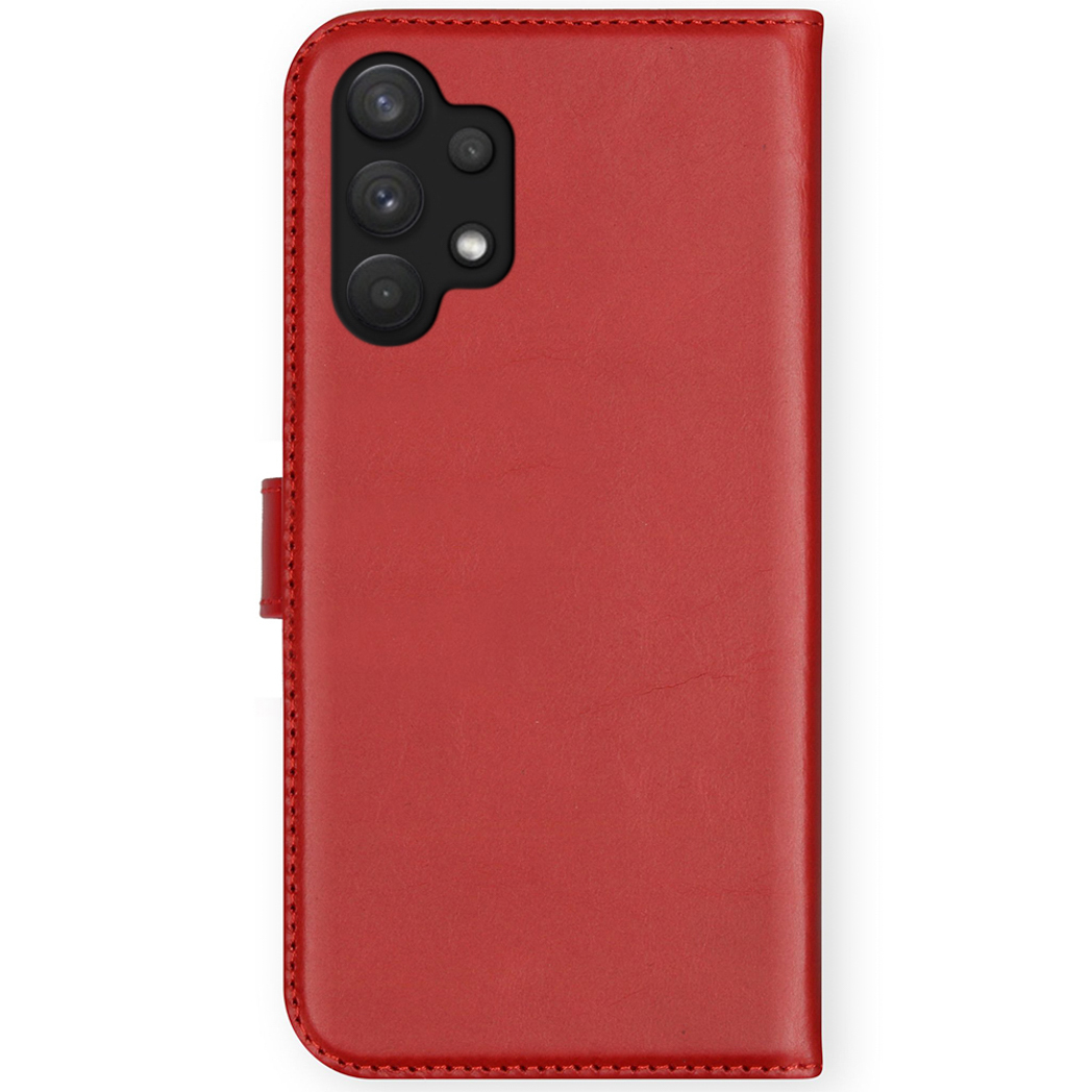 Een rode telefoonhoes met een cameramodule. Het is een leren portemonnee-stijl hoesje met een magnetische sluiting.