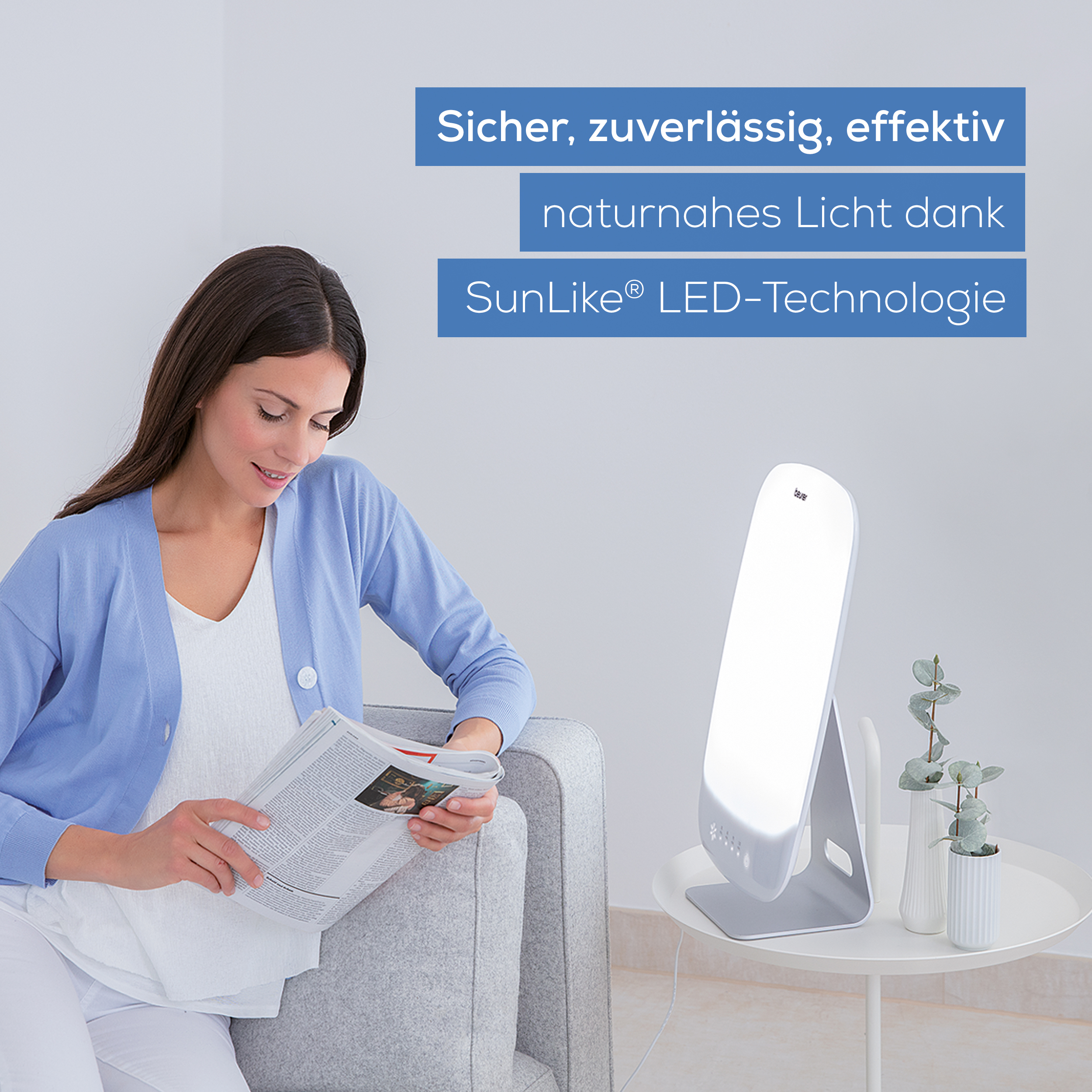 Frau liest Zeitung neben einer Lichttherapielampe. Texte: Sicher, zuverlässig, effektiv; natürliches Licht mit SunLike LED-Technologie.